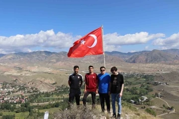 Lale Dağı&rsquo;nın bayrağını yenilediler
