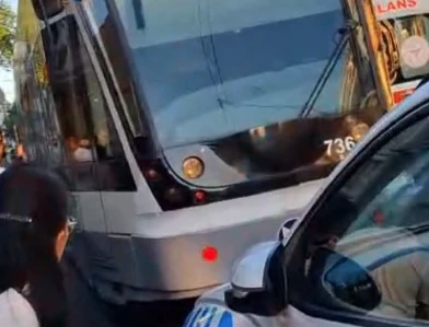 Laleli&rsquo;de raylara d&uuml;şen &ccedil;ocuk tramvayın altında kalarak &ouml;ld&uuml;