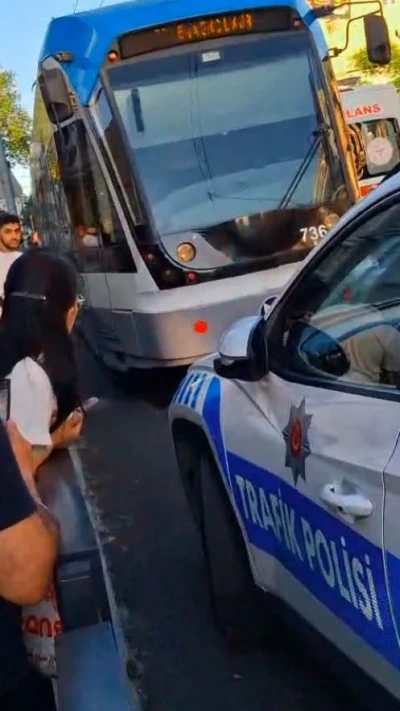 Laleli&rsquo;de raylara d&uuml;şen &ccedil;ocuk tramvayın altında kalarak &ouml;ld&uuml;