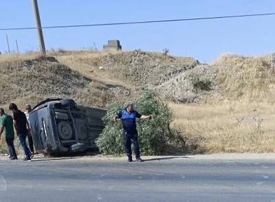 Lastiği patlayan ara&ccedil; takla attı: 2 yaralı