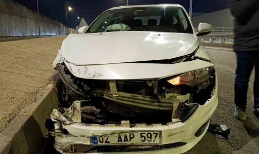 Lastiği patlayan otomobil bariyere &ccedil;arptı: 1 yaralı
