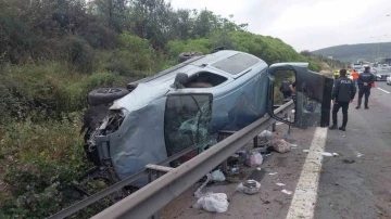 Lastiği patlayan otomobil bariyerlere &ccedil;arptı
