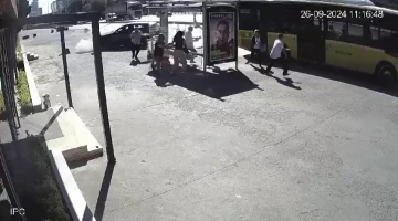 Lastiği patlayan otomobil kaldırımdaki yayaya &ccedil;arpıp durağa daldı: O anlar kamerada
