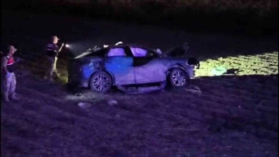 Lastiği patlayan otomobil tarlaya u&ccedil;tu: 1 &ouml;l&uuml;, 2 yaralı