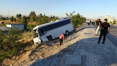 Lastiği patlayan servis aracı şarampole devrildi: 5 yaralı