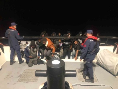 Lastik bot i&ccedil;erisinde 28 g&ouml;&ccedil;men yakalandı