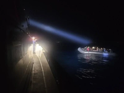  Lastik botta 40 d&uuml;zensiz g&ouml;&ccedil;men yakalandı