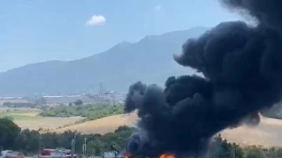 Lastik&ccedil;ide &ccedil;ıkan yangın, akaryakıt istasyonuna sı&ccedil;ramadan s&ouml;nd&uuml;r&uuml;ld&uuml;