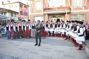 Letonyalı ve Makedon dans&ccedil;ılar Yenişehir&rsquo;de sahne aldı
