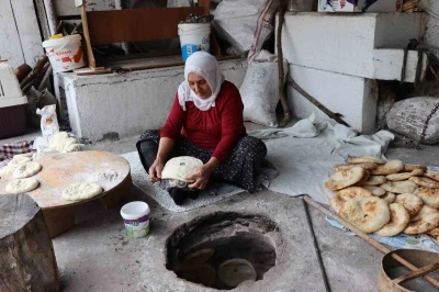 Lezzetli ekmekler k&ouml;y tandırında pişiyor
