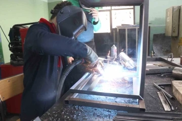 Lise &ouml;ğrencileri depremzedeler &uuml;ş&uuml;mesin diye gece g&uuml;nd&uuml;z soba &uuml;retiyor
