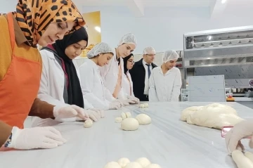 Lise &ouml;ğrencileri ekmek &uuml;retimine başladı
