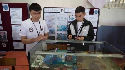 Lise &ouml;ğrencilerinden denizde m&uuml;silaj ve atık toplayan deniz aracı