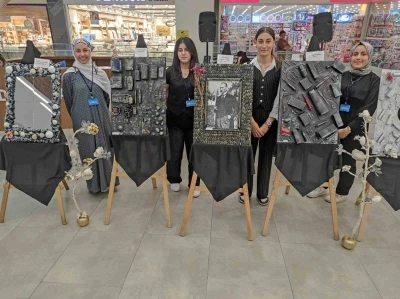 Lise &ouml;ğrencilerinin atık malzemelerden yaptıkları sanatsal tablolar sergide yoğun ilgi g&ouml;rd&uuml;
