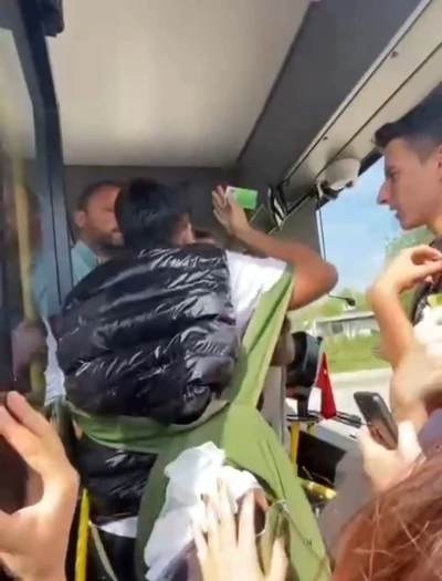 Lise &ouml;ğrencisi tartıştığı otob&uuml;s şof&ouml;r&uuml;n&uuml;n &uuml;zerine y&uuml;r&uuml;d&uuml;, arkadaşları o anları kayda aldı
