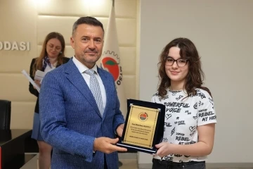 Lise ve &uuml;niversite sınavlarında dereceye giren &ouml;ğrenciler &ouml;d&uuml;llendirildi
