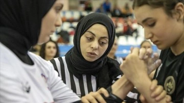 Lisede başladığı bilek g&uuml;reşinde gen&ccedil; yaşta uluslararası hakem oldu