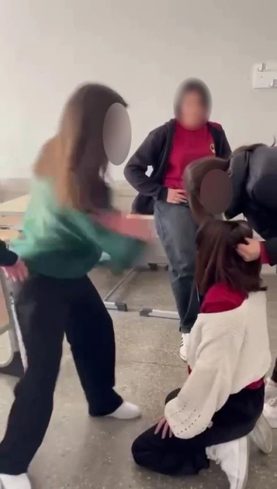 Lisedeki şiddet olayıyla ilgili 1 &ouml;ğrenci tutuklandı, 4 &ouml;ğrenciye ev hapsi verildi
