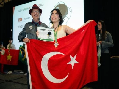 Liseli Ayşe Naz Kara, ABD'deki bilim olimpiyatında d&uuml;nya birincisi oldu