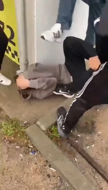 Liseli gen&ccedil; feci şekilde darp edildi: O anlar kamerada
