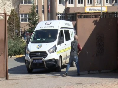 Liseli gen&ccedil;, iki &ouml;ğretmen ve bir &ouml;ğrenciyi bı&ccedil;akladı
