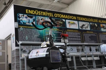 Liseli gen&ccedil; kondisyon bisikletinde harcadığı enerjiyi elektriğe &ccedil;evirdi
