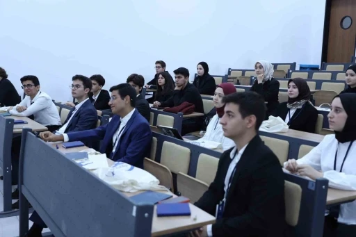 Liseli gen&ccedil;ler merkez mecliste g&uuml;ndemi değerlendirdi