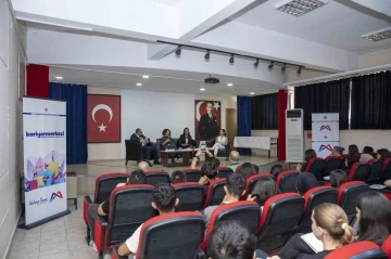 Liseli &ouml;ğrenciler, Kariyer G&uuml;n&uuml;&rsquo;nde sekt&ouml;r temsilcileriyle buluştu
