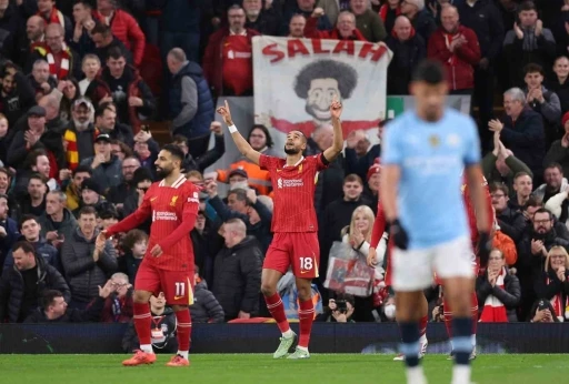 Liverpool, şampiyonluk yarışındaki en b&uuml;y&uuml;k rakibini saf dışı bıraktı
