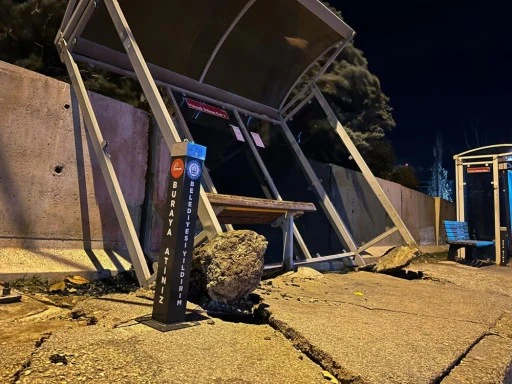 Lodosta ilerlemekte g&uuml;&ccedil;l&uuml;k &ccedil;eken motosikletlilerin imdadına otomobil s&uuml;r&uuml;c&uuml;leri yetişti