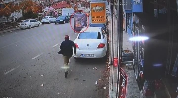 Lodosta s&uuml;r&uuml;klenen standı koşup yakaladı; o anlar kamerada