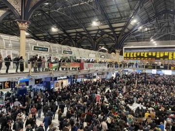 Londra&rsquo;da tren istasyonunda Gazze&rsquo;de ateşkes i&ccedil;in oturma eylemi
