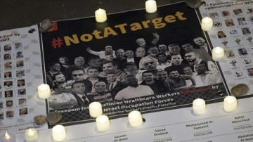 Londra'da sağlık &ccedil;alışanları ve gazeteciler, Gazze'de &ouml;ld&uuml;r&uuml;len meslektaşlarını andı