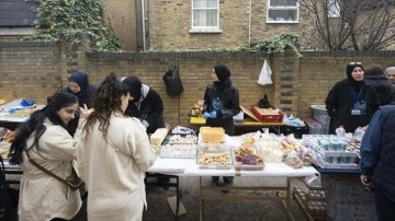 Londra'da T&uuml;rkiye'deki depremzedeler i&ccedil;in kermes d&uuml;zenlendi