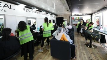 L'Oreal'in mobil g&uuml;zellik servisleri tırı deprem b&ouml;lgesindeki kadınlarla buluştu