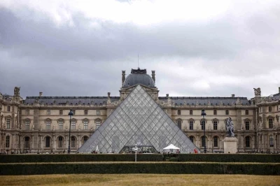 Louvre M&uuml;zesi&rsquo;ndeki değerli m&uuml;cevherlerin Fransa Merkez Bankası&rsquo;na taşındığı iddiası