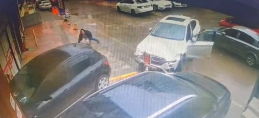 L&uuml;ks aracın &ccedil;arptığı otomobil hastane aciline girdi: O anlar kamerada
