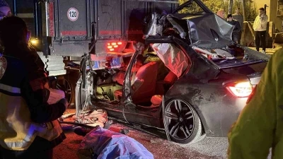 L&uuml;ks otomobil kamyona daldı: 1 &ouml;l&uuml;, 2 yaralı