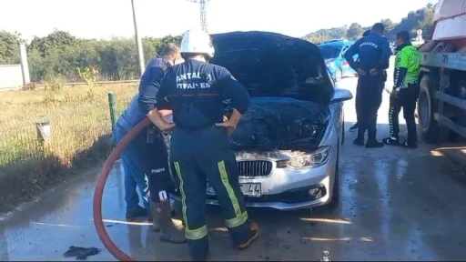 L&uuml;ks otomobil seyir halinde alev aldı
