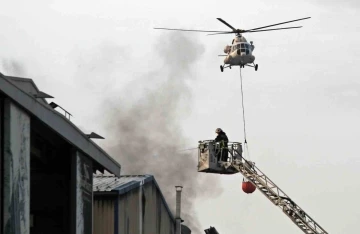 L&uuml;ks yat ve teknelerin bulunduğu tersane yangını 3 saatte s&ouml;nd&uuml;r&uuml;ld&uuml;
