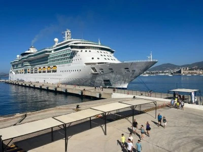 L&uuml;ks yolcu gemisi Bodrum'da 