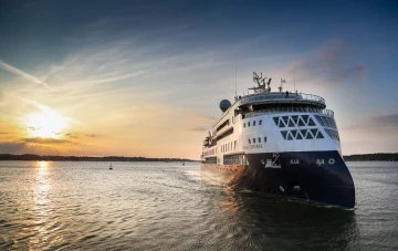 L&uuml;ks yolcu gemisi Gr&ouml;nland&rsquo;de karaya oturdu
