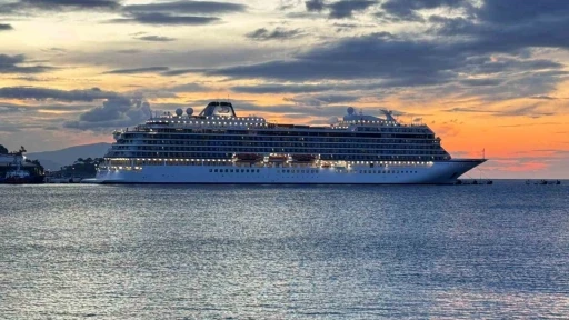 L&uuml;ks yolcu gemisi Kuşadası&rsquo;na demir attı
