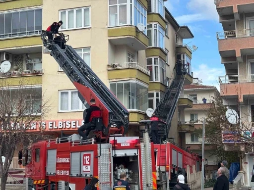 L&uuml;leburgaz&rsquo;da apartman dairesi yangını: Panik yaşayan vatandaşlar itfaiye merdivenleriyle indirildi
