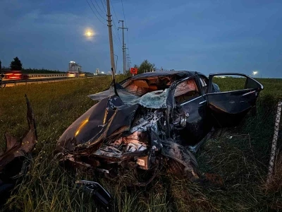 L&uuml;leburgaz&rsquo;da şarampole yuvarlanan aracın s&uuml;r&uuml;c&uuml;s&uuml; yaralandı
