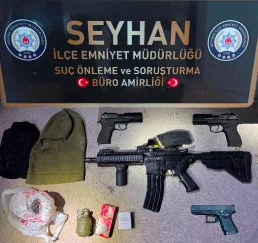 M4 t&uuml;fek ve el bombası yakalattı, su&ccedil;u &ouml;lm&uuml;ş amcasına attı
