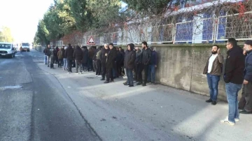 Maaşlarını alamayan iş&ccedil;iler fabrikayı bastı
