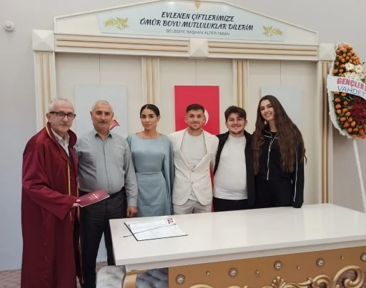 Ma&ccedil;ın ardından nikah masasına oturdu