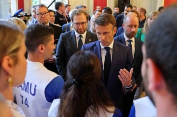 Macron&rsquo;dan parkta bı&ccedil;aklı saldırıya uğrayan &ccedil;ocuklara ziyaret

