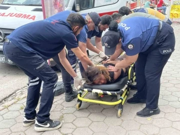 Madde kullanıp hırsızlık i&ccedil;in iş yerine giren kadın yakalanınca ortalığı birbirine kattı
